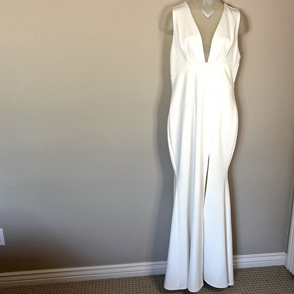 Fashion Nova Cream V-Neck Sleeveless Long Gown Cocktail Dress Women's‎ Size 1XL - Picture 2 of 16